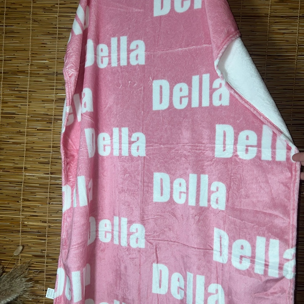 Throw little with name (DELLA) 30x39" - Picture 2 of 3